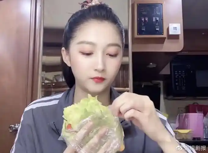 真吃货关晓彤吃播三明治后做客薇娅直播间放话没人敢管我