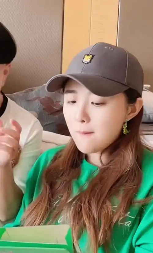 央视主持人金龟子23岁女儿近曝光,清纯甜美颜值高|金龟子|女儿|王逸宸