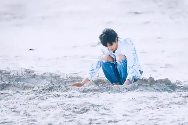 时代少年团今日海边路透##时代少年团弹吉他路透