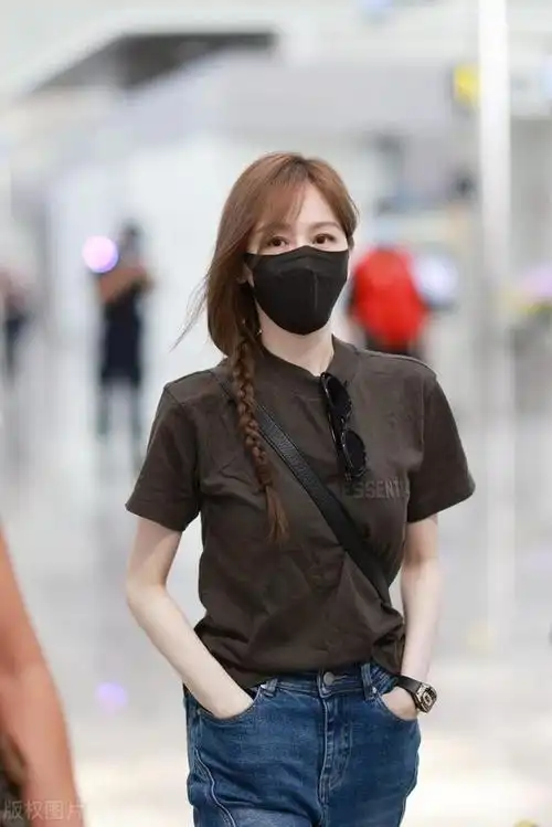 甜心教主王心凌现身广州机场,看起来真的好瘦好美,皮肤白到发光