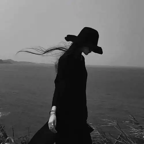 【微信头像】女半身黑白