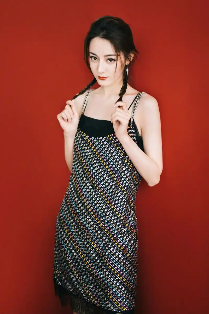 简介:迪丽热巴黑色旗袍端庄性感写真图片,分享一组迪丽热巴图片给大家