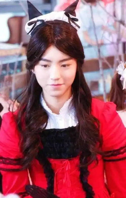 王俊凯的女装妆容惊艳全场,凯莉大小姐c位出道,女粉自愧不如_女孩子