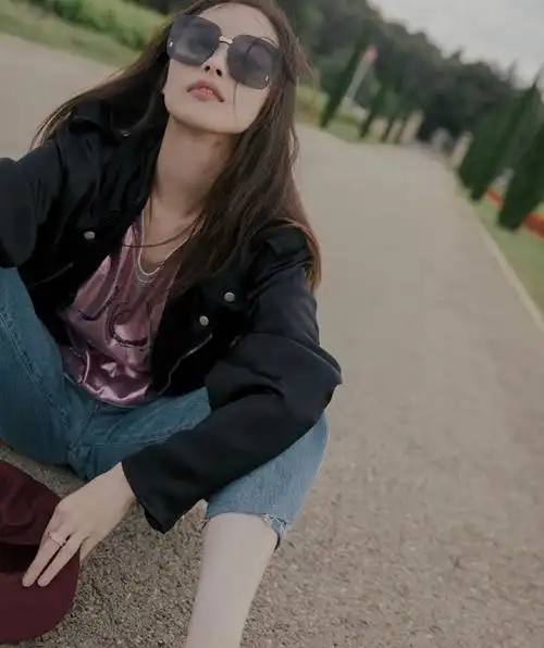 倪妮俏皮活力街拍写真图片