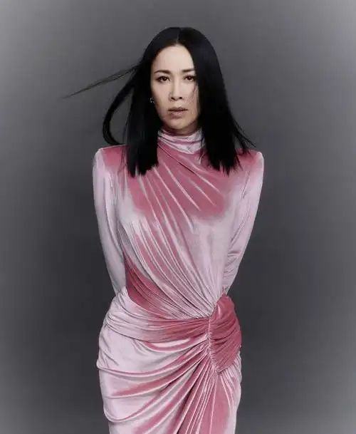 那英躲过中年发福,穿丝绒裙满是褶还有细腰,"女友身材"抢镜