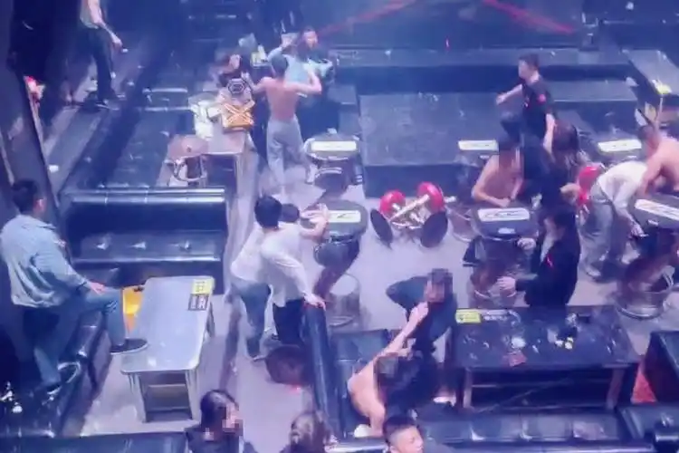 监拍两男子各带10多人酒吧庆祝生日双方冲突激烈互殴