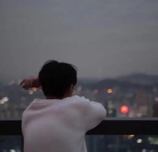 一个男人孤独沧桑背影图片