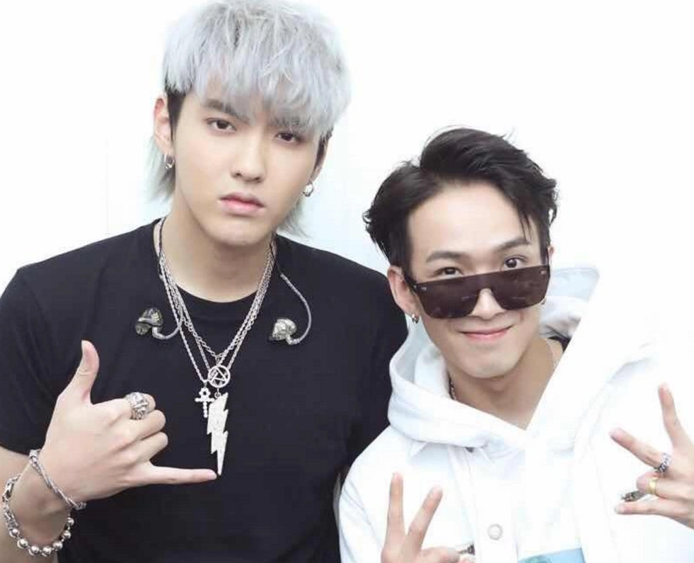 吴亦凡:帅气逼人却又才华横溢,和选手合照.