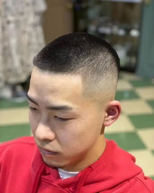 称之为短寸头,不论你是粗硬发质还是细软发质,剪完都能让你变得很精神