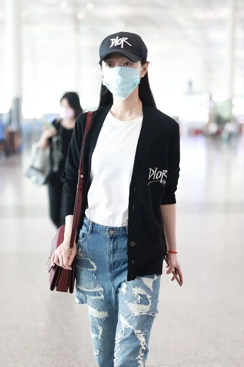 宋轶街拍:dior针织开衫破洞牛仔裤nb小白鞋ferragamo手袋休闲洒脱