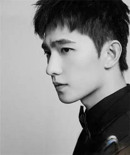 男神杨洋寸头发型展现男子气概堪称行走的荷尔蒙