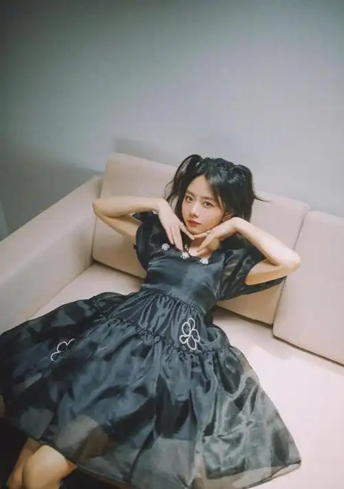 谭松韵穿甜美黑裙太可爱162的身高配上双马尾感觉更像未成年