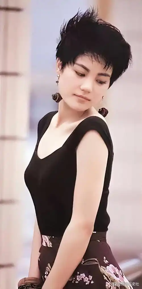 王菲离异单身,哥哥56岁仍未婚,原生家庭的伤害太大了!