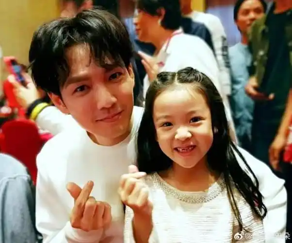 钟汉良《解放了》杀青:戏中升级奶爸,戏外却嫩成哥哥