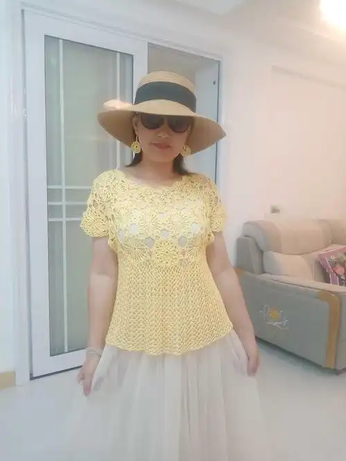 我还钩了两个单元a 花做了一对耳环,跟衣服是不是很配.