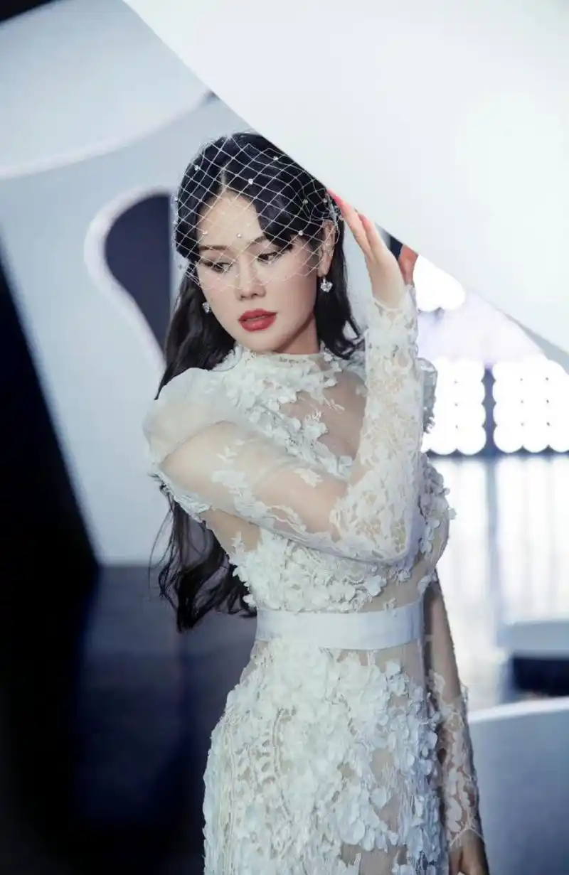 袁娅维的穿搭白色优雅也有特色气质.