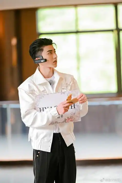 蔡徐坤奔跑吧化身护花使者剧照##蔡徐坤奔跑吧化身护花使者