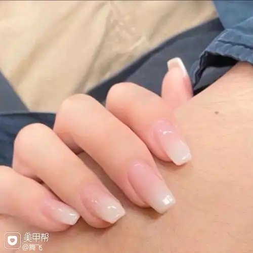裸色方圆形夏天短指甲简约乳白渐变美甲图片