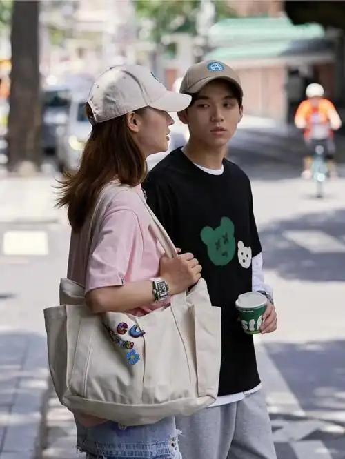 情侣逛街的清新示范ootd