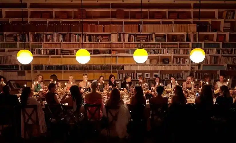 碧翠丝公主参加时尚晚宴,一身闪片礼服又美又飒,仪态也好看很多_裙子