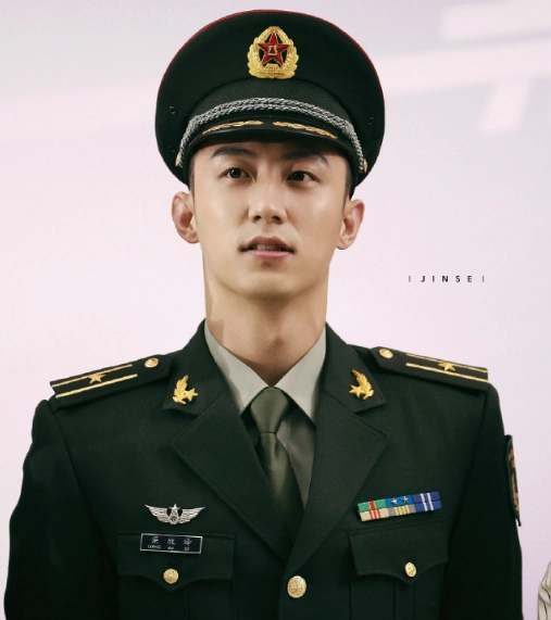 亲爱的戎装官宣黄景瑜军装扮相太帅了
