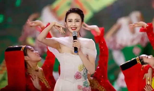 1月8日,佟丽娅在大联欢中演唱歌曲《美丽的刀郎姑娘》.