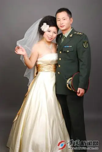 黄州     饶莉莉,1984年出生,系黄冈军分区政治部干事郭峰的妻子