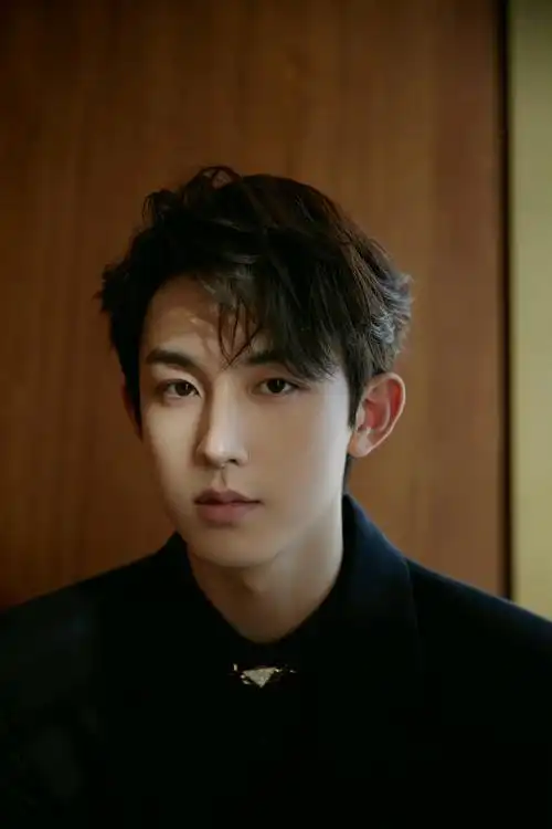 郭俊辰纯黑造型look!帅气有型气质清冷,展现多重时尚风格__财经头条