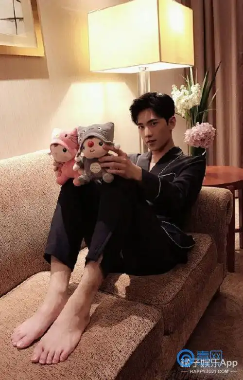 像李易峰这样穿睡衣包你暖到心
