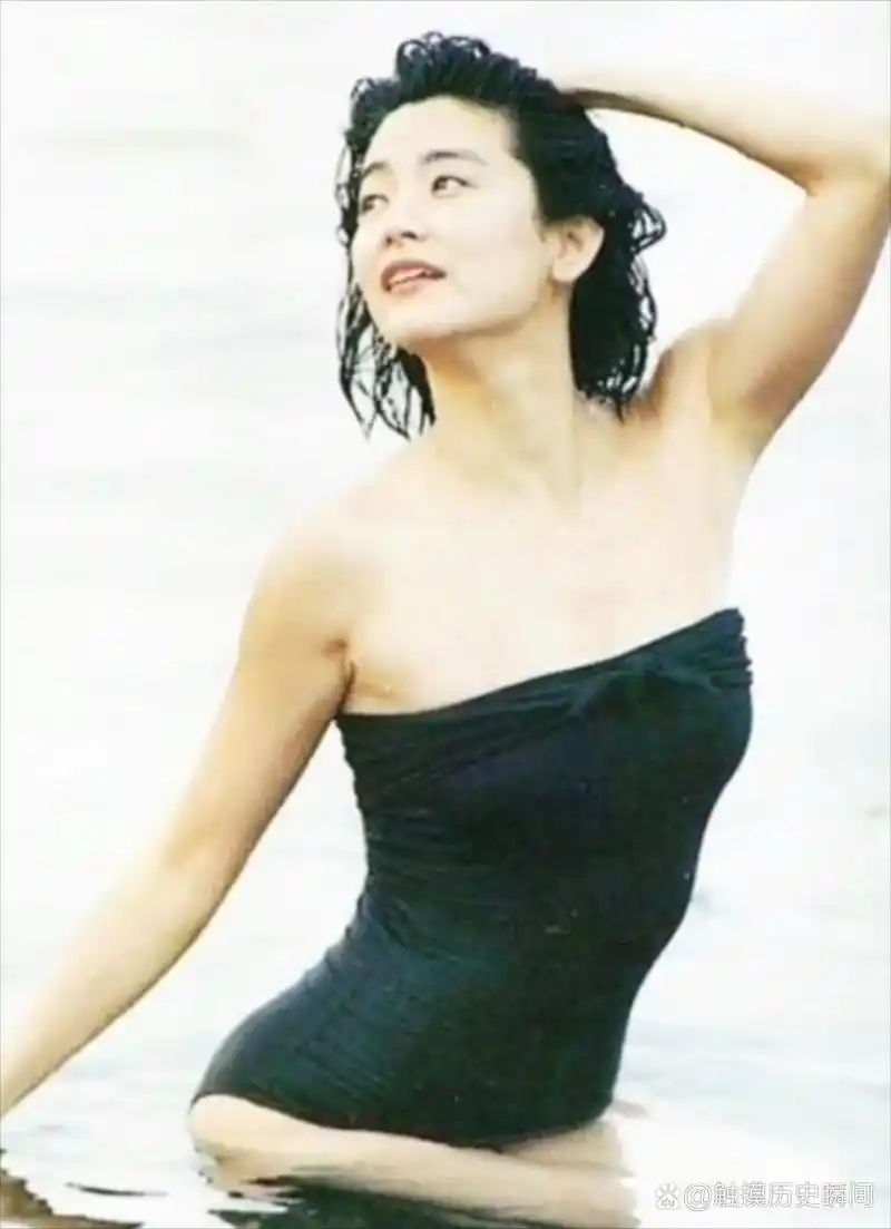 林青霞 年轻时候的泳装照(秦汉所拍)  林青霞真是早活几十年,却一点不