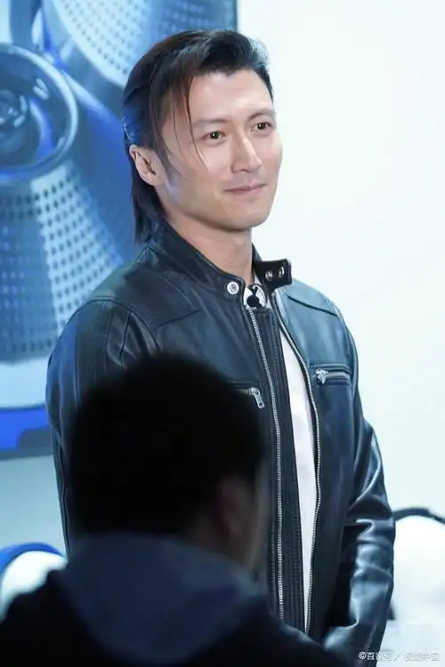 2023年4月6日,上海,谢霆锋现身一品牌活动现场,长发依旧,仿佛岁月没在