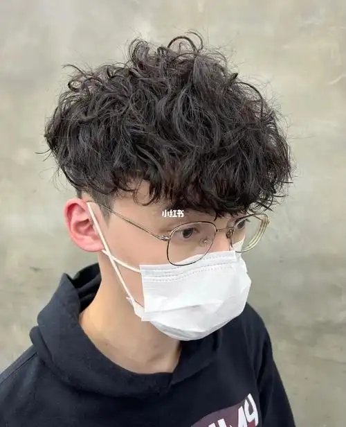 男生小卷烫发 巨显发量