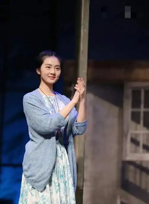 黄多多舞台剧照#黄多多的舞台照,只见她完全褪去了