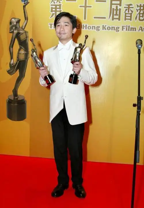 有时候,为了塑造一个特定的角色形象,演员可能会特意留长胡子或者修剪