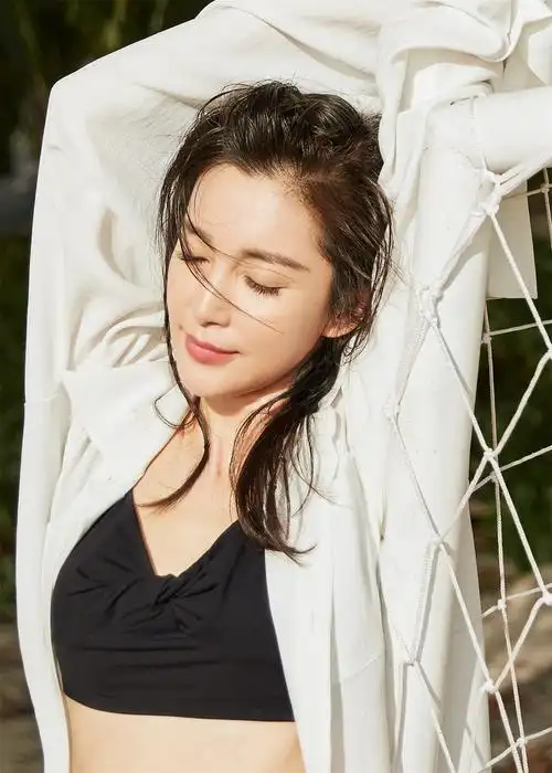 李冰冰大片秀曼妙身姿 清新闪耀折射内心能量