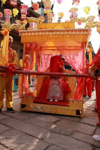 门口新郎迎亲队伍出发为了完成在古镇举办终身难忘的中式婚庆大典心愿