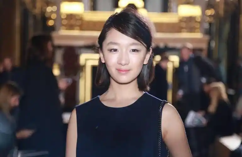 周冬雨素颜现身机场皮肤嫩出水!