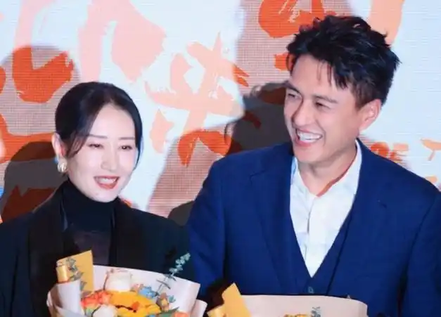 刘敏涛靳东同台时尚搭配惊艳