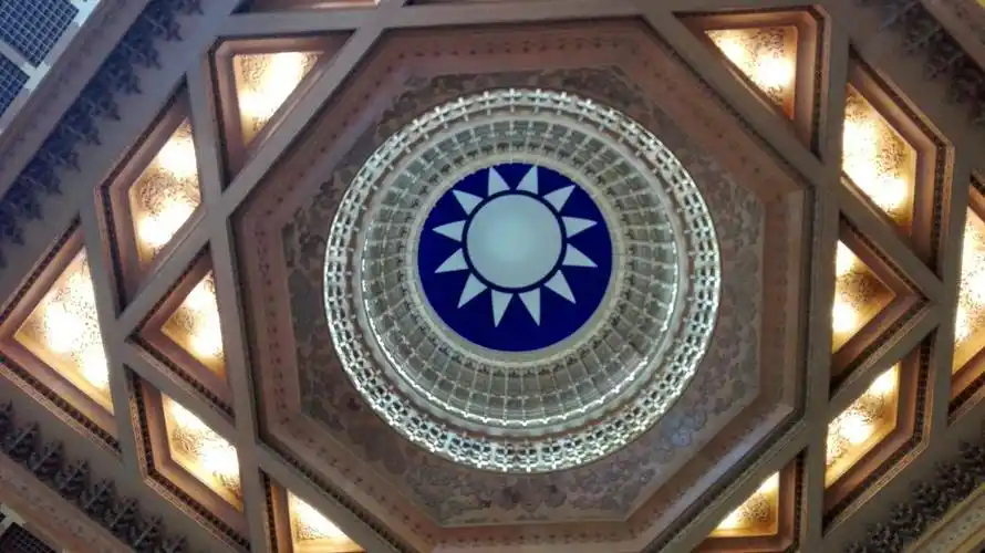 中正纪念堂屋顶精美的国民党党徽