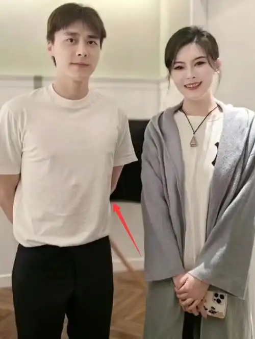 36岁李易峰近况曝光搂抱美女疑有新恋情女方高调表白疑官宣