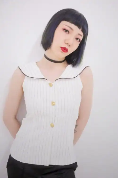 吴莫愁的新发型无人敢驾驭,气场全开炫酷十足,手上纹身太耀眼!