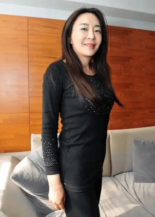 原创刘德华前女友穿一身红色长裙依旧甜美优雅全身散发强大魅力