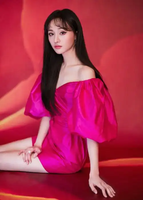 郑爽穿红色短裙秀美腿香肩精致美艳