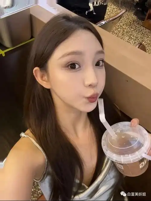 看到王思聪新女友的脸,他最爱的还是豆得儿吧…__财经头条