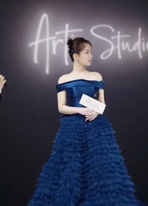 杨紫星空蓝露肩礼服!