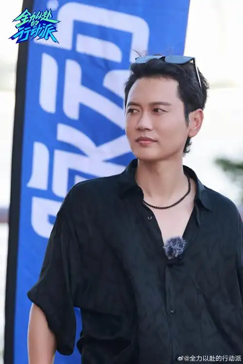 一袭纯白西服套装高调登场,@孟鹤堂在线整活抖包袱,中午12:00锁定dy