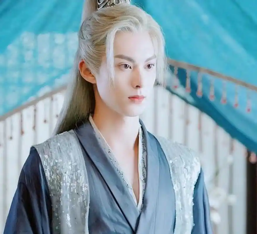 男明星们的白发造型,虽然把张智尧和焦叔放上来有点欺负人,但是他俩