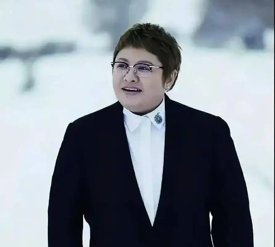 原创49岁韩红暴瘦后练书法面容憔悴身体健康状况引担忧