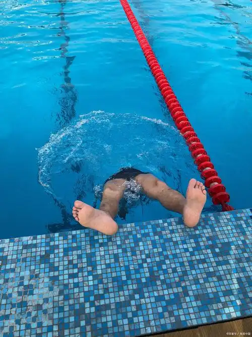 蛙泳腿正确姿势,轻松学会蛙泳!