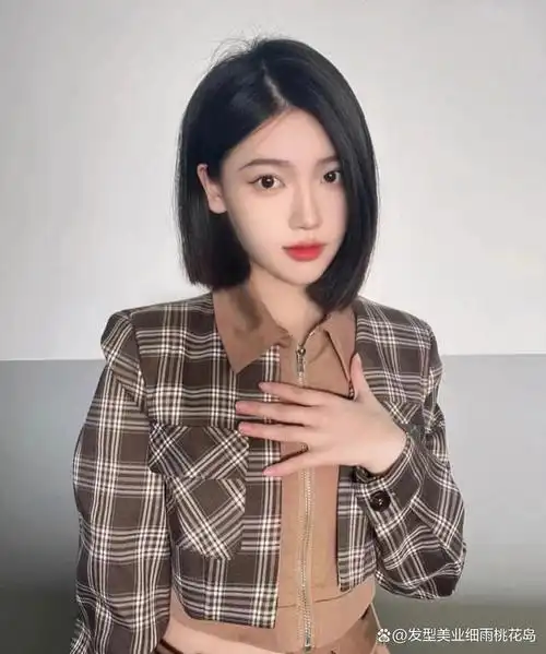 发型的高级感满满,而且短发简单就是给人清爽干净的感觉,邻家女孩还是